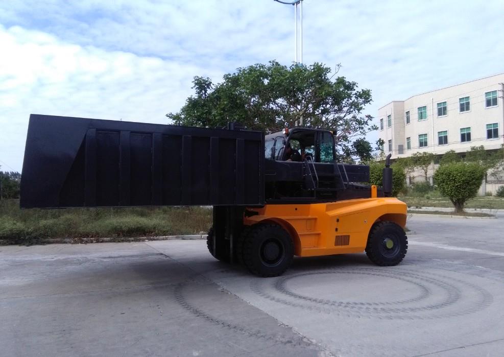 furnace-charging vehicle