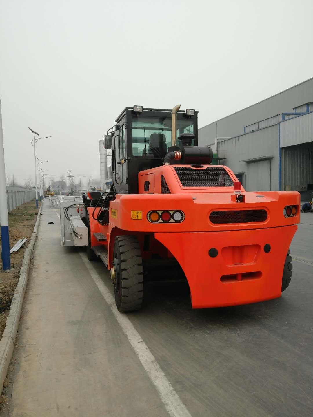 furnace-charging vehicle