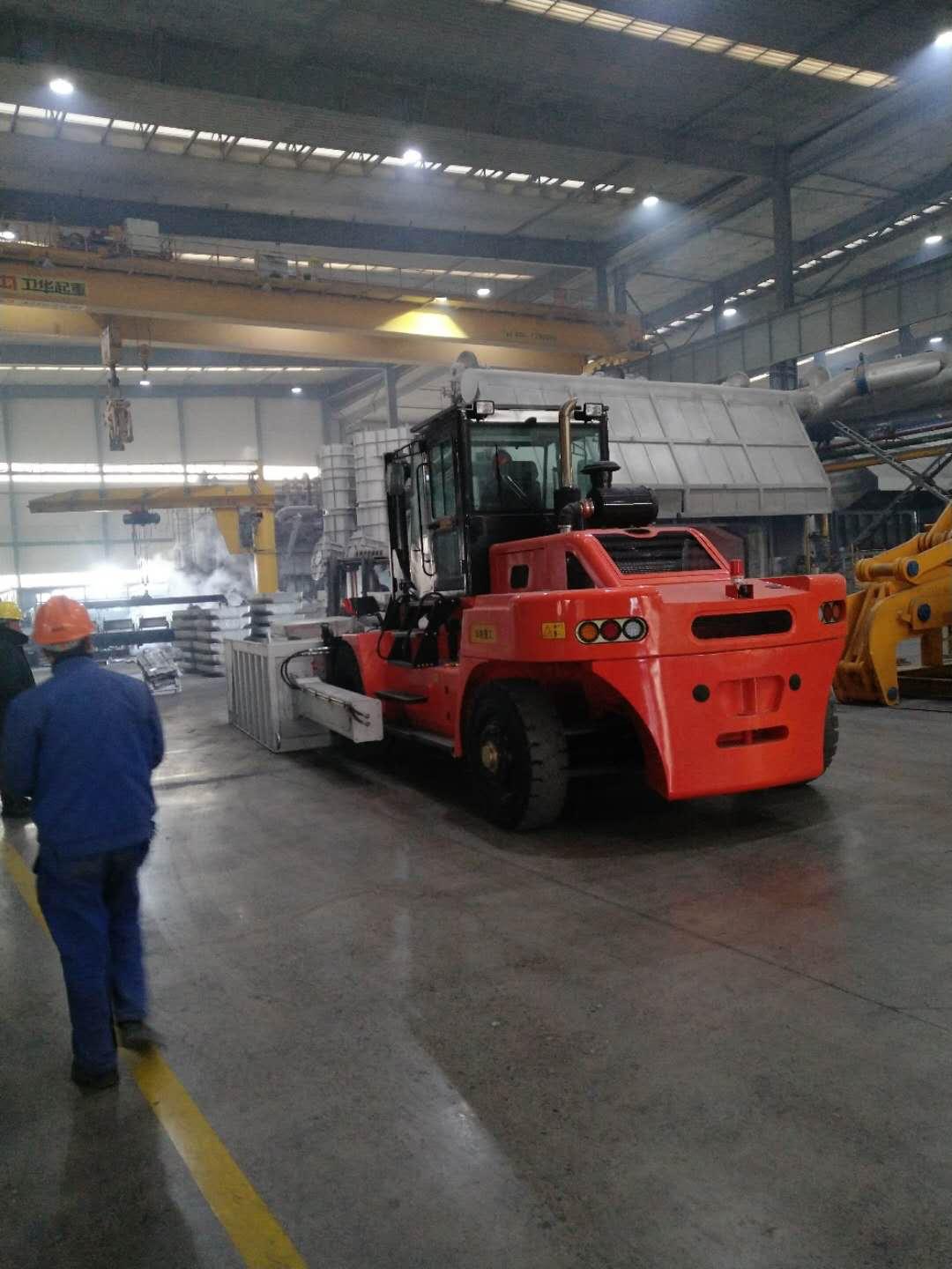 aluminum furnace-charging vehicle