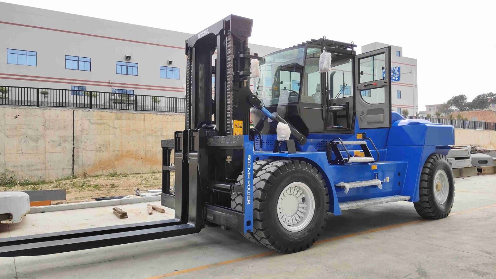 SOCMA 20ton forklift for lifting Container (2)