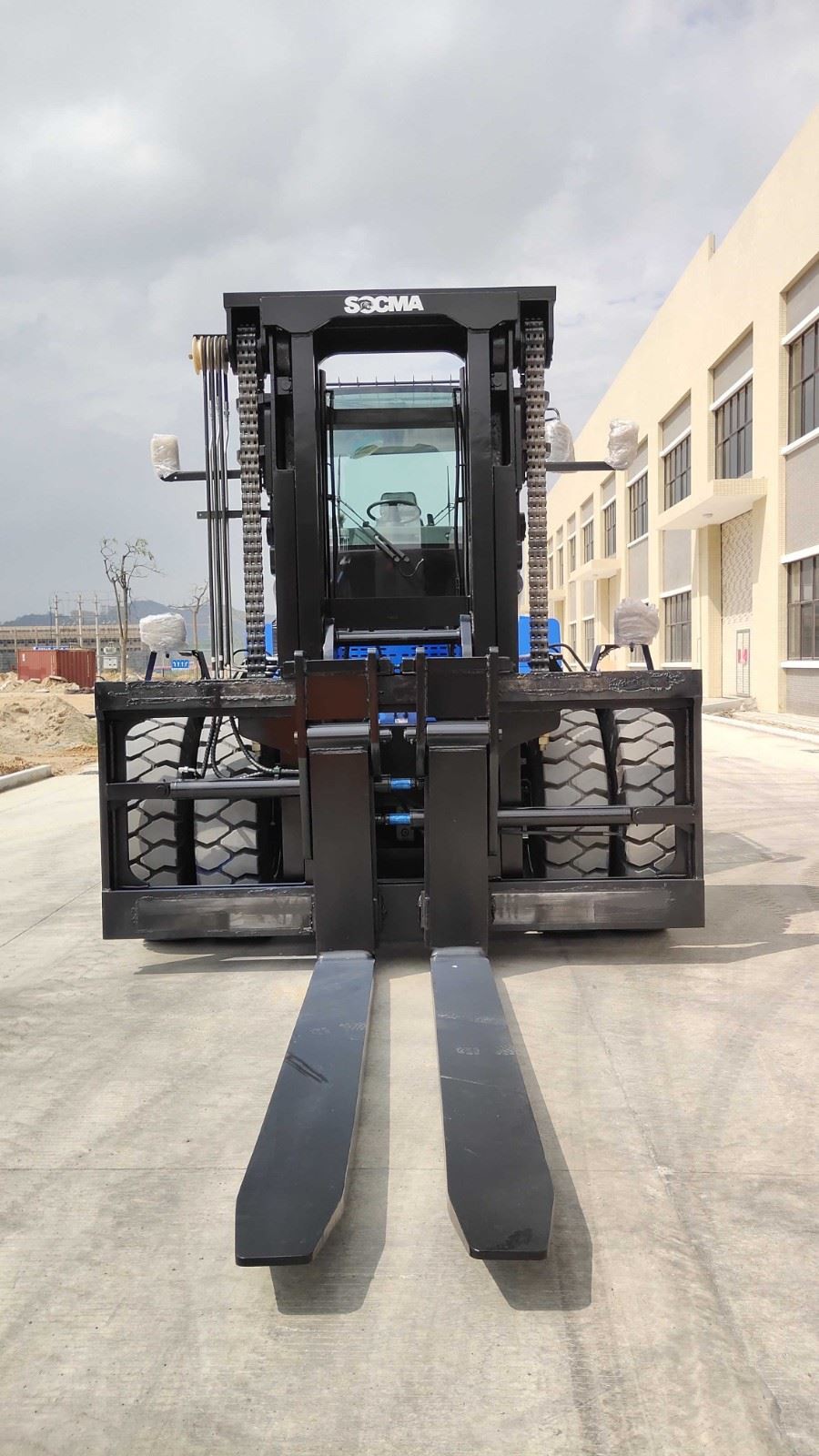 SOCMA 20ton forklift for taking steel coils (2)