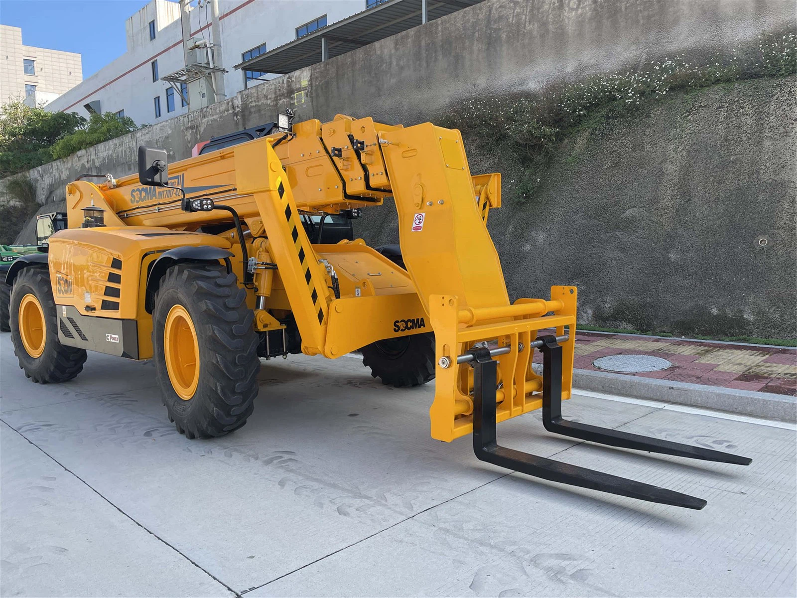 China Customized SOCMA 7 Ton 17 Meter Telescopic Forklift HNT7017-4Z ...