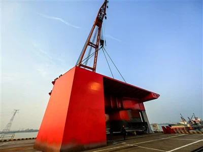 2000 Ton Fixed Boom Crane For Shipyard And Port Heavy Lifting Operations