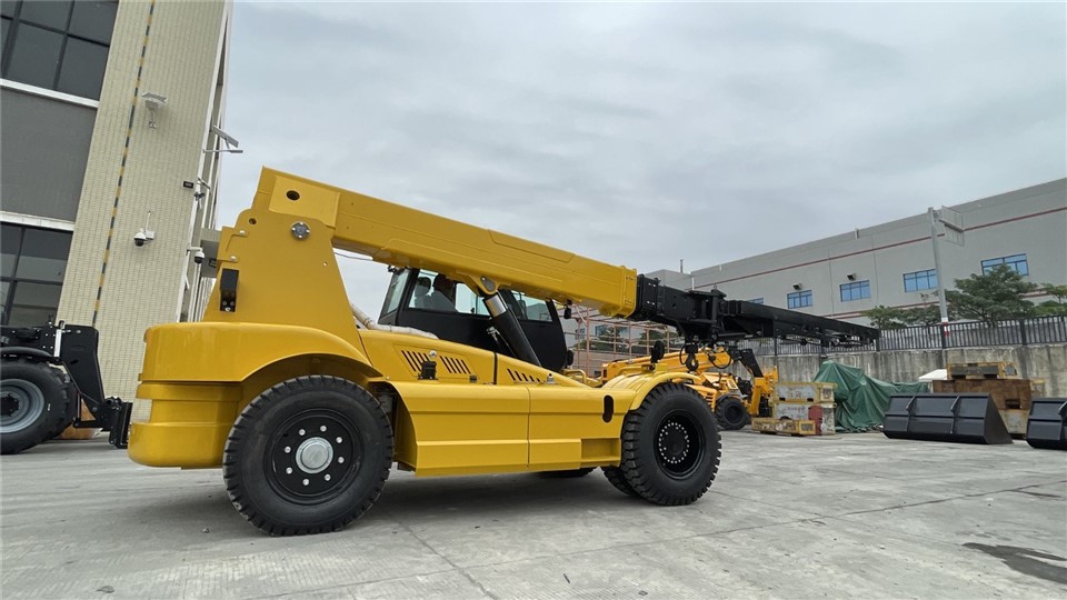 China Customized SOCMA 11Ton Telescopic Forklift HNT110 Manufacturers ...