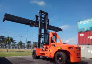 30 Ton Diesel Forklift With Container Spreader